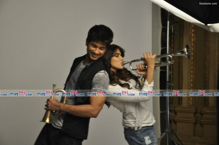 Blockbuster Starcast-Shahid Kapoor and Genelia D\'Souza feature in the new TVC for Colgate MaxFresh  - SHAHID SI GENELIA