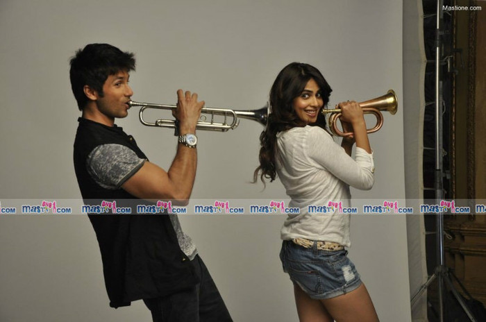 Blockbuster Starcast-Shahid Kapoor and Genelia D\'Souza feature in the new TVC for Colgate MaxFresh  - SHAHID SI GENELIA