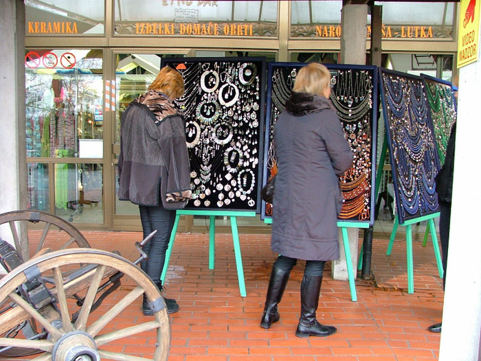 bijuteri realizate cu pietre dure din pesterà
