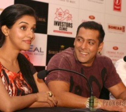 Bollywood+Guys+Salman+Khan+and+Asin+in+Casual+Clothes+For+Promotion2