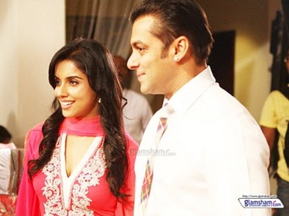 Ready+Movie+Wallpapers+-+Salman+Khan+Asin - SALMAN KHAN SI ASIN