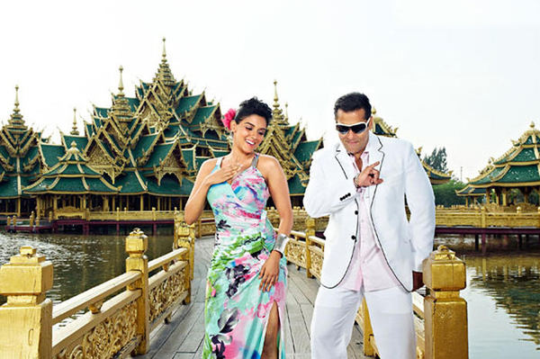 Salman khan and Asin in ready movie images_11