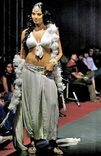 Bipasha_Basu_1253593827_4