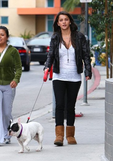 Sara+Maldonado+Walking+Her+Dog+d3NfPiGOQgDl