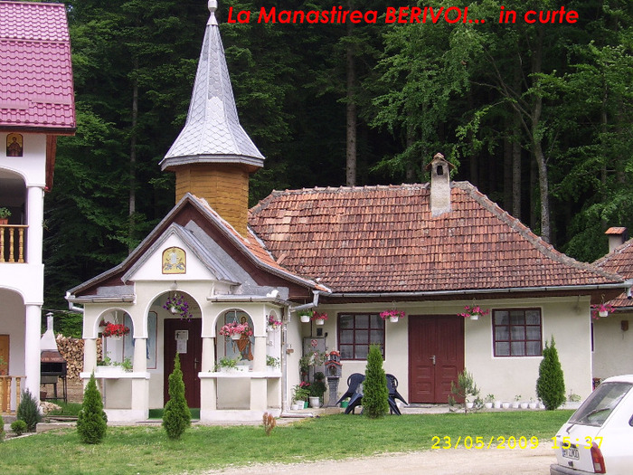 48. Manastirea Berivoi - Imagini din curtea manastirii