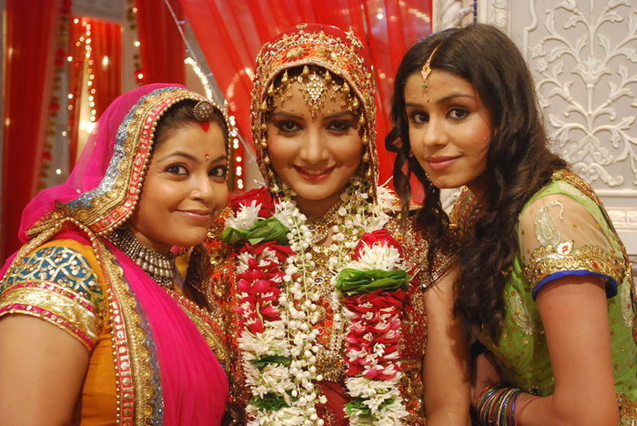60069_159253470767554_111306905562211_470939_237067_n - Nandini-Nidhi Uttam