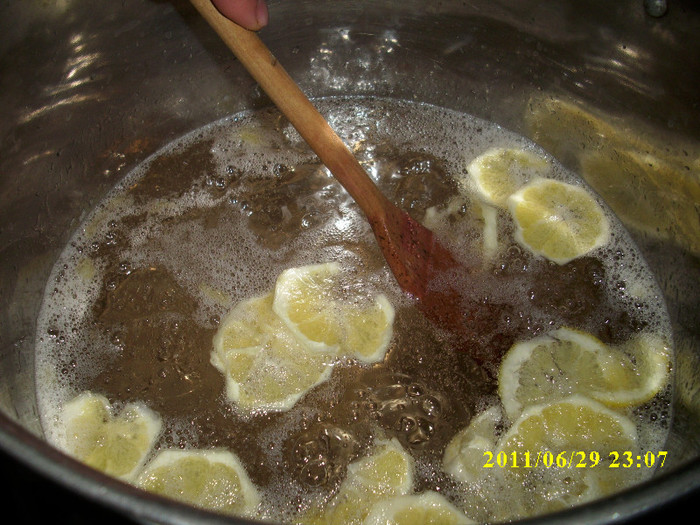 prima etapa de la dulceata de coazaze negre cu rabarba - Cea mai buna dulceata