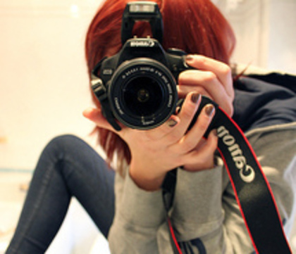 camera-canon-girl-mirrow-red-hair-192325 - Poze Artistice 1