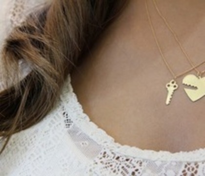 fashion-girl-hair-heart-necklace-192139