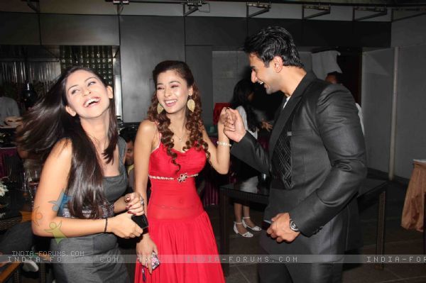 125696-sara-krystle-and-nishant-at-100-episode-success-party-of-ram-mi