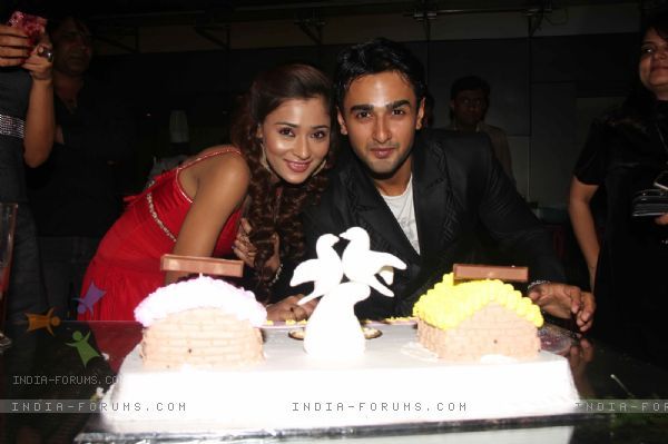 125697-mona-and-anukalp-pose-with-cake-at-success-party-of-ram-milaayi