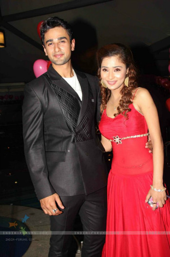 125708-sara-khan-and-nishant-malkani-pose-for-pictures-at-party-of-ram