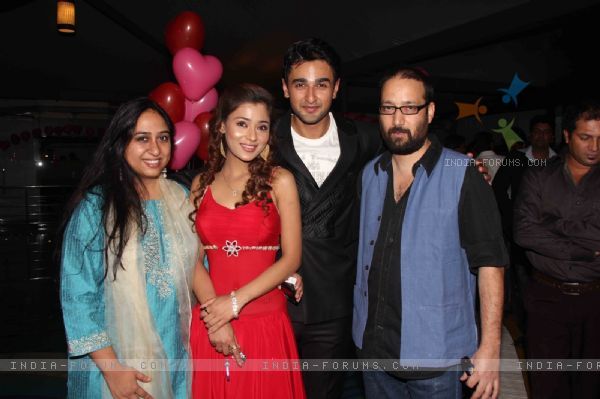 125712-sara-and-nishant-with-producers-rajita-sharma-and-viveck-budako - Sara Khan And Nishant Malkani