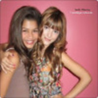 50221240_DEVGMHQRL - Zendaya and Bella