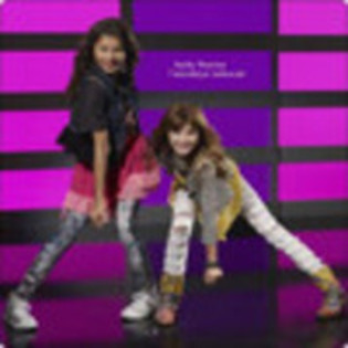 50221242_PQRTKMYRP - Zendaya and Bella