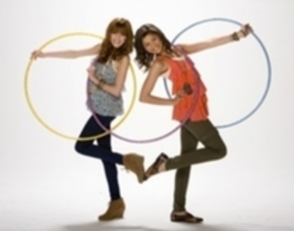 50221251_IBYECDNYG - Zendaya and Bella