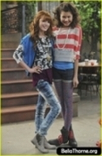 50221262_KGTFZIUMH - Zendaya and Bella