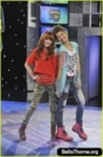 50221269_VUTBLUULF - Zendaya and Bella