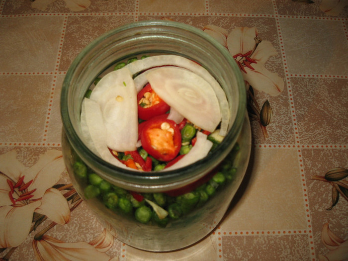 Fasole la metru murata pikant ,sept.2011; Fasolica la metru bucati,ardei iuti tocat,ceapa fideluta,frunze telina
