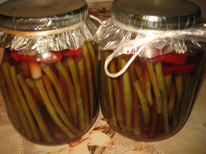 Fasole la metru murata pikant ,sept.2011; In marinata de otet
