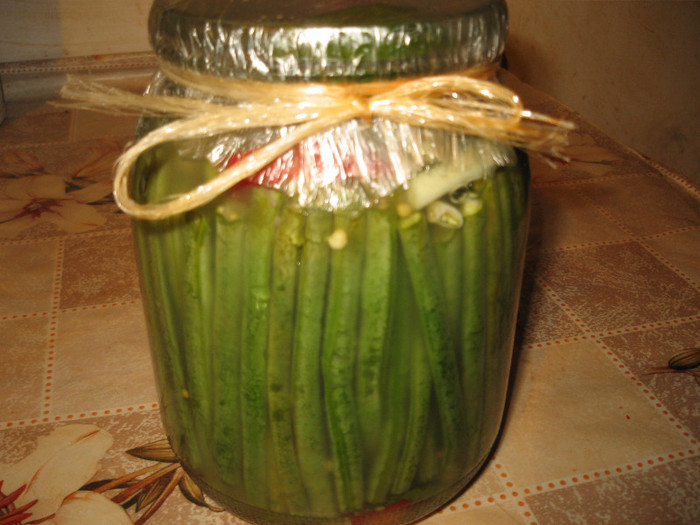 Fasole la metru murata pikant ,sept.2011; In saramura,sunt preferatele mele ,am mai repetat cu cateva borcane
