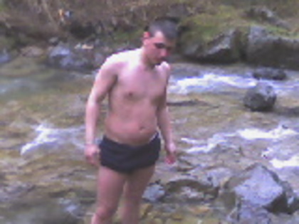 cine rezista la apa rece?