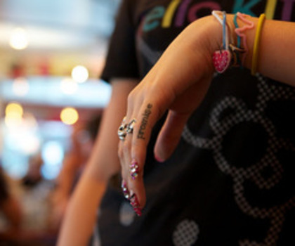 hand+tattoo+2_thumb - Poze Artistice 1