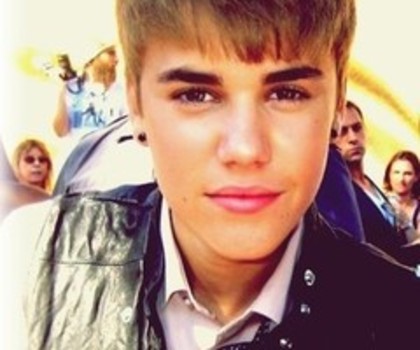 40099876_thumb - justin bieber 3
