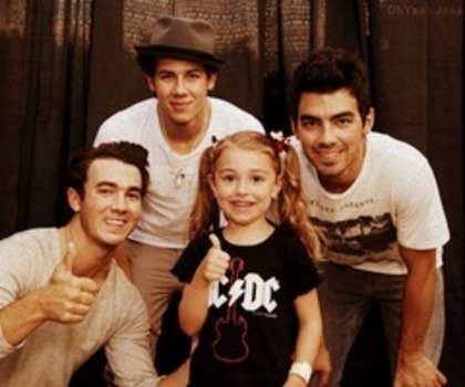 tumblr_ltrbajwd4K1r4uulbo1_500_thumb - Jonas Brothers