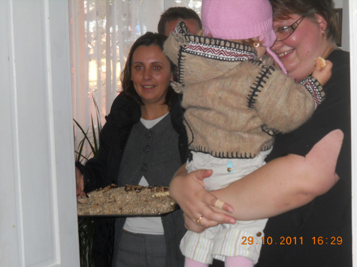 Marc Thomas aniversare29octombrie 2011 026; Mai sosesc si altii cu bunatati si cadouri; Edith cu Csabi si Crista;Raluca preia mica printesa;
