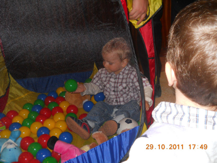 Marc Thomas aniversare29octombrie 2011 029; Ce bine este in castelul cu bile!
