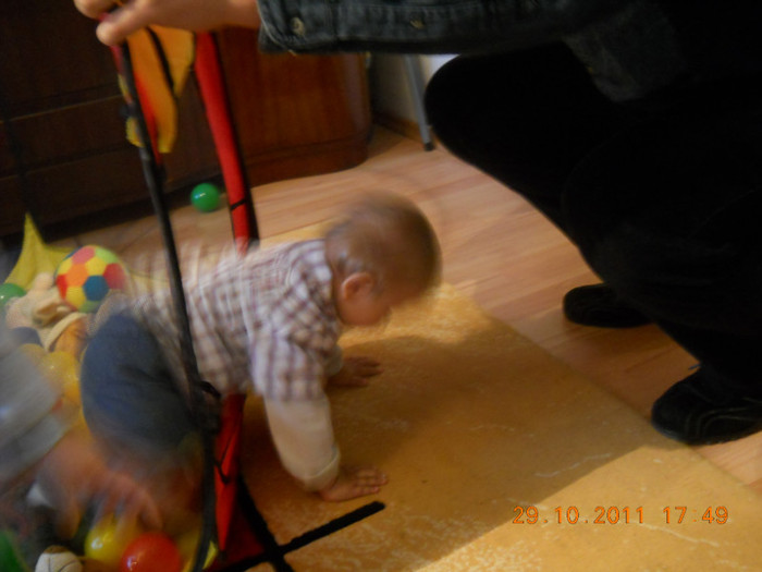 Marc Thomas aniversare29octombrie 2011 030; Sa incerc sa ies; Din pacate nu am putut cu toate ca unchiul Bogdan facea galerie;
