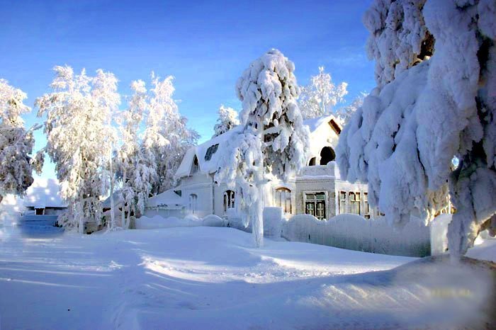 Poze-de-iarna-–-Wallpapers-cu-imagini-de-iarna-–-Poze-cu-fulgi-de-nea-si-oameni-de-zapada - iarna