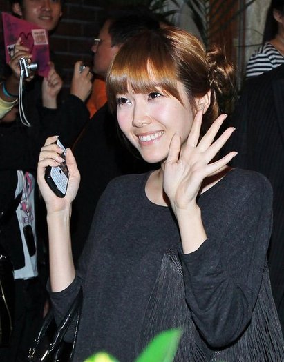 Fany-in-Taiwan-with-ssica-girls-generation-snsd-19250041-564-720