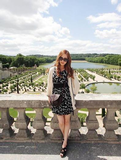 Seohyun-in-Paris-girls-generation-snsd-24980632-414-550