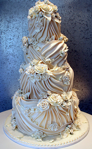 White-Ivory-Delightful-Wedding-Cake - cele mai frumoase torturi