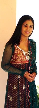 15spotted-crop - Hina Khan-in saree