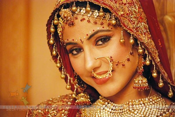 32598-beautiful-bride-akshara - Hina Khan-in saree