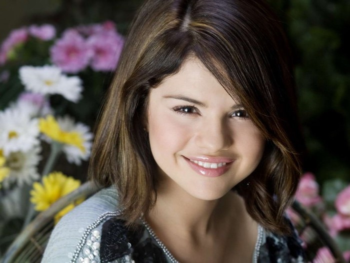 Selena Gomez wears a pretty t-shirt at flower house (1)