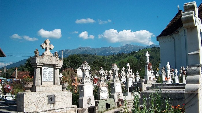 Cimitirul si Bucegii - MOIECIU II aspecte
