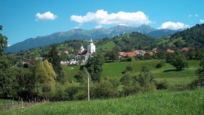 Biserica si Bucegii