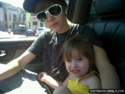 24608589_ZJISBANBQ - familia lui Justin Bieber