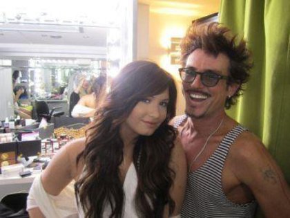 314766_207969675928364_100001459984145_547044_1015135_n - alte poza din vacanta cu demi david selena miley