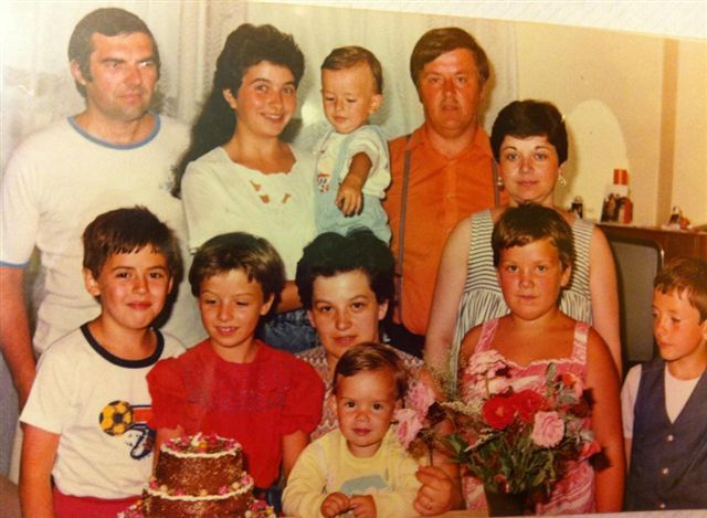 prin anii 88 cu nepoatele si baetii - familia mea  a csaladom