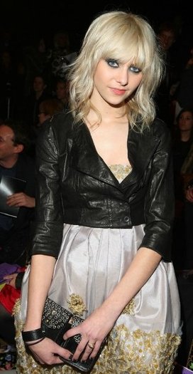 14741_196046753142_196040523142_3082564_7566239_n - Taylor Momsen