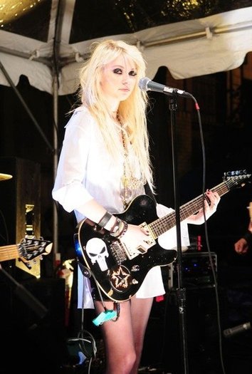 14741_196046903142_196040523142_3082580_5945804_n - Taylor Momsen