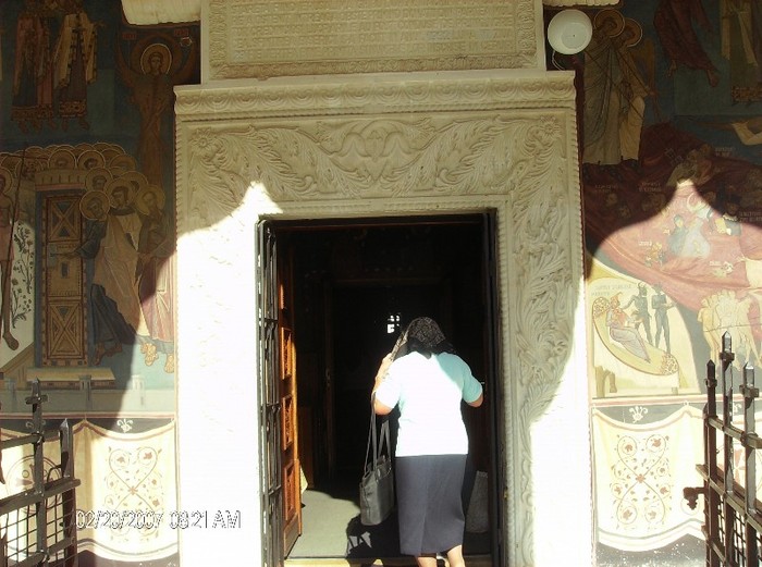 Intrarea in biserica - Manastirea Ramet