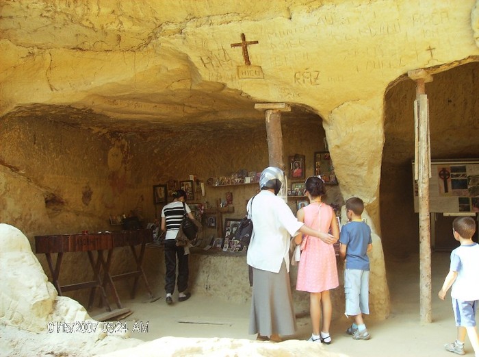 Altar de rugaciune - Biserica rupestra Sinca Veche