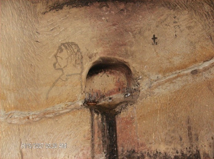 Peretele de rasarit al Sf. Altar al biserii a 2-a - Biserica rupestra Sinca Veche