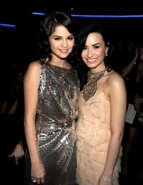 Ne-ai prins!Am fost la o petrecere cu prietenele noastre!; Ne-ai prins!Am fost la o petrecere cu prietenele noastre!
